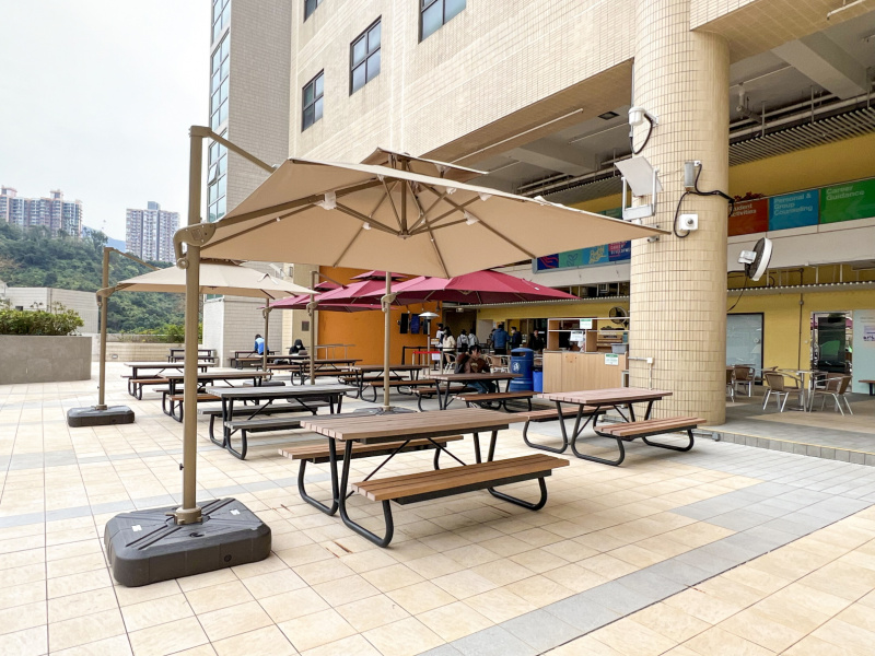 五樓學生休閒區添設戶外太陽傘及電暖燈，營造舒適的校園環境。