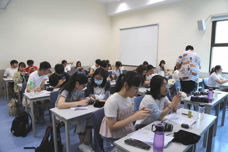 同学投入地学习菲林相机的操作方式、曝光控制及构图技巧等摄影知识，期待看到自己的作品在校园展示出来。