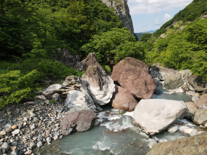 The two largest jade deposits in Itoigawa are the Kotakigawa and Omigawa Jade Gorges, where massive boulders of jadeite have collected in river beds.  (Photo credit: Itoigawa Geopark Council)