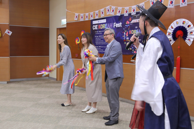 浸大國際學院署理總監鍾志杰教授與駐香港韓國文化院代表以拋韓式花球儀式，為「CIE韓國文化祭」揭開序幕。