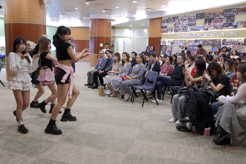 學生跳舞隊團Blissful表演多段K-pop舞蹈，舞曲充滿青春活力節拍， 為現場掀起陣陣「韓風」，獲得全場歡呼。