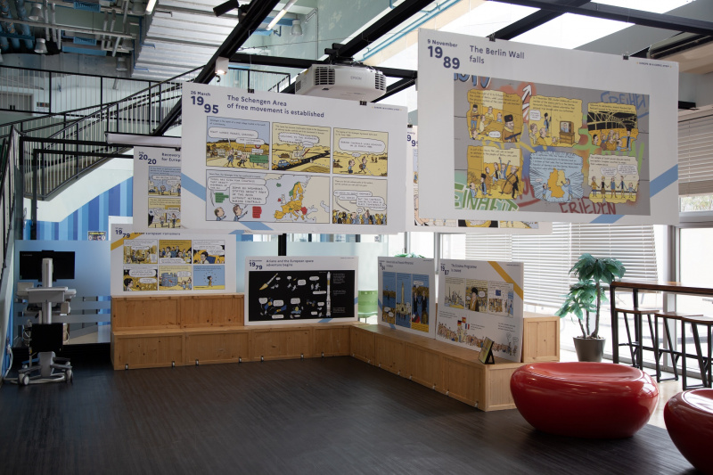13 comic strips are displayed on campus telling the history of the European Union and the transition of European cultures.  