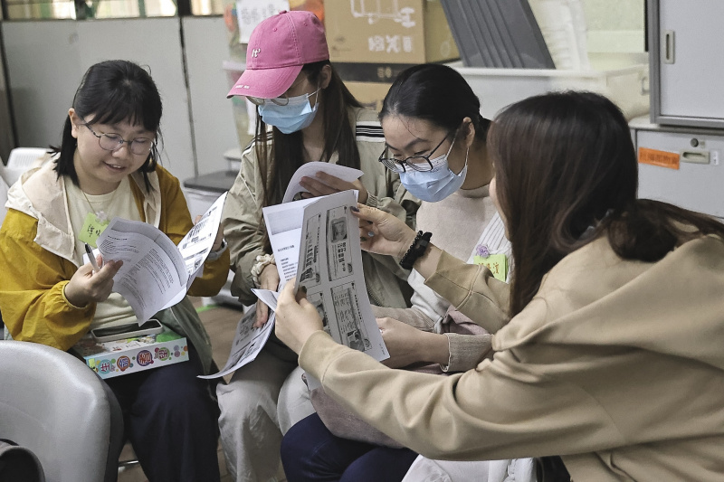 Students participated in an interactive role-playing session, in which they were grouped to simulate various life scenarios.