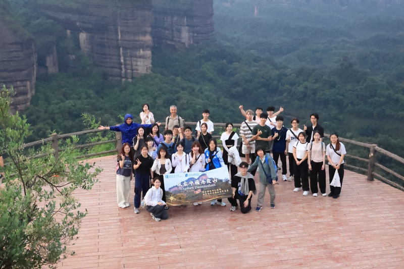 「地理及資源管理」專修同學讚嘆丹霞山壯觀的石峰和柱子。