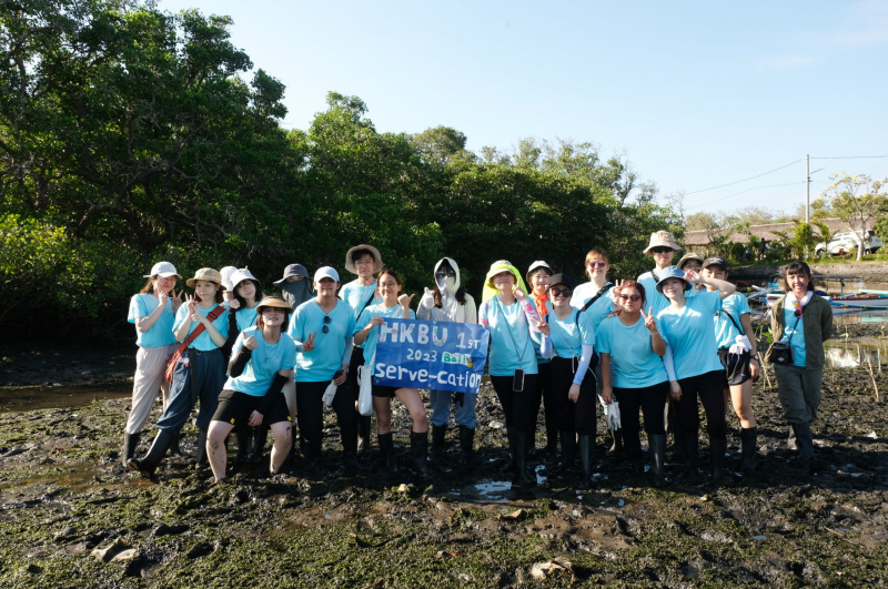 Hui Ying Ying and other students from HKBU actively participated in beach cleaning initiatives and promoting responsible tourism.