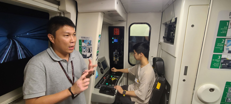 港铁职员指导同学如何操作不同型号的列车，并让同学分组体验列车驾驶。
