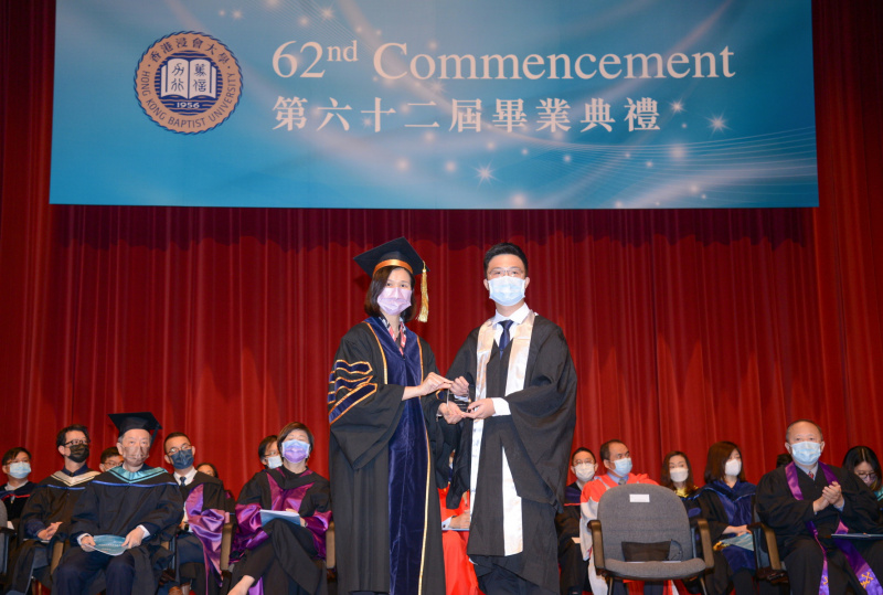 浸大行政副校长暨秘书长邹霭云女士向毕业生颁发最佳学业成绩奖。