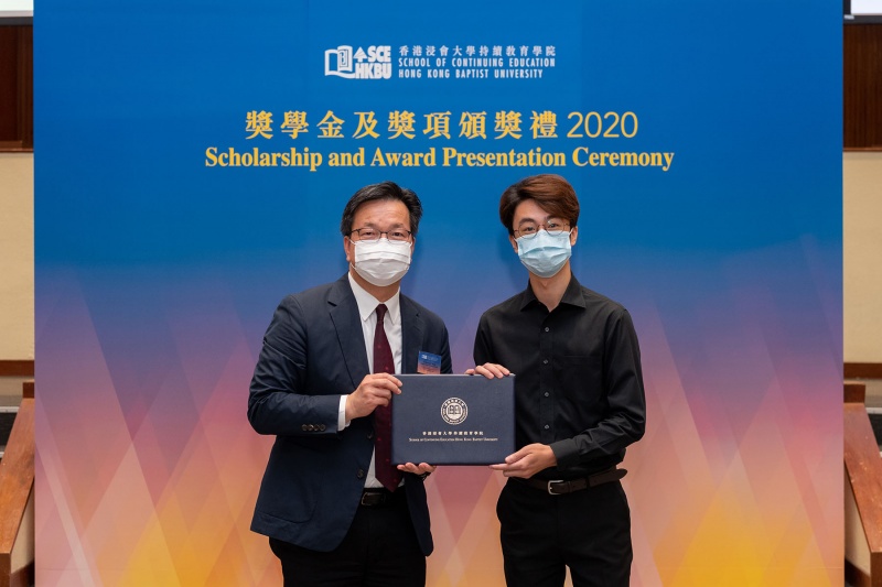 浸大國際學院總監吳志榮博士（左）向獲獎同學頒發獎學金。