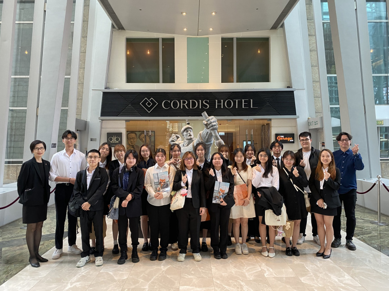 旅游及款待业高级文凭课程会带学生走入行业，安排学生实习、参观酒店和旅行社，以及参加业界举办的讲座和工作坊。