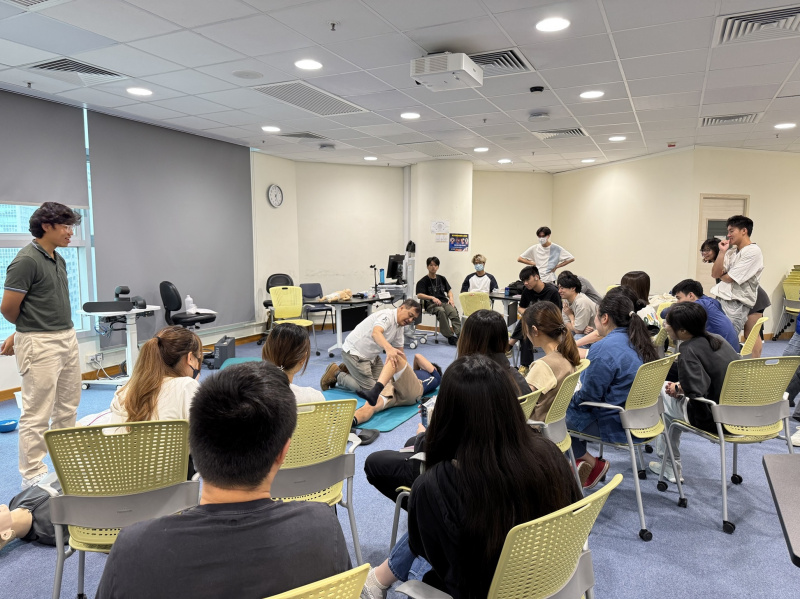 国际学院同学参加急救证书课程，在30小时的训练内学习急救处理方法。