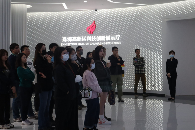 同学参观珠海大型企业的办公室，与企业代表交流。