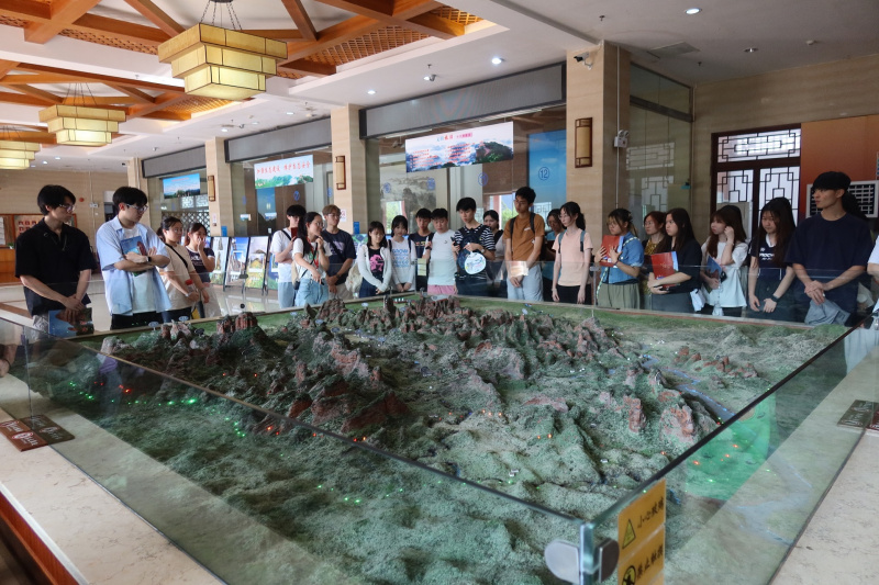 學生們參觀丹霞山地質博物館，進一步了解其地貌和景觀的形成。