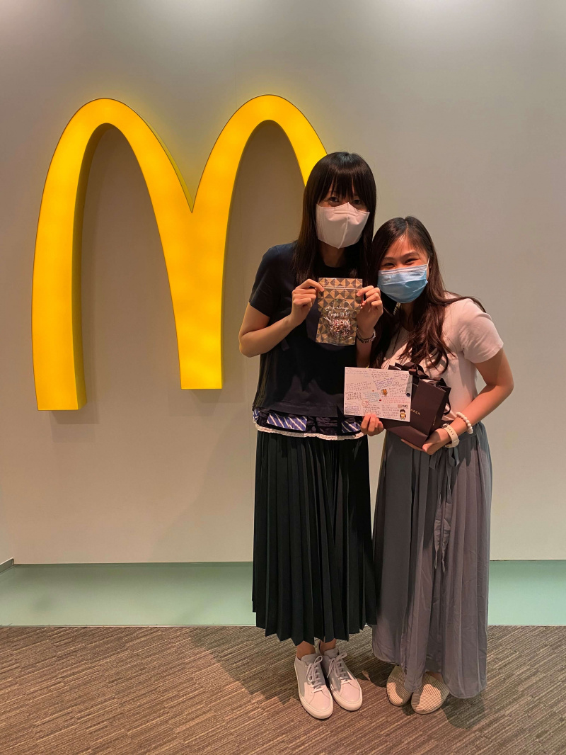 「人力資源管理學商學士（榮譽）學位課程」四年級學生吳譪琳同學(右) 到麥當勞餐廳參與實習。