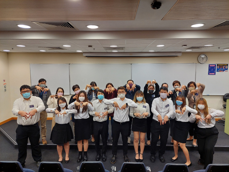國際學院講師與職員出席學生學會就職典禮，一同展示代表Miracle的M字手勢。