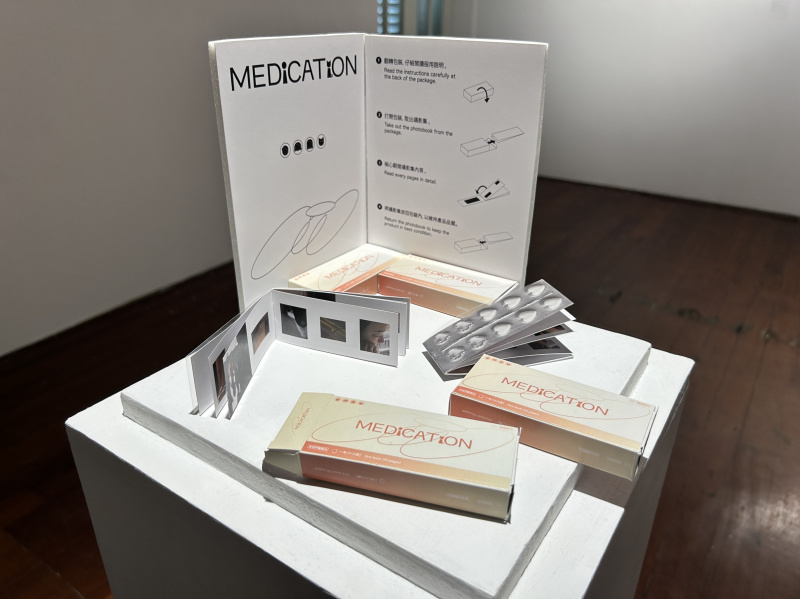黎子瑤同學”MEDiCATiON”將日常生活的照片放到藥物包裝，比喻尋求修補家庭關係的靈藥，獲得由贊助商頒發的「念屴杯」。
