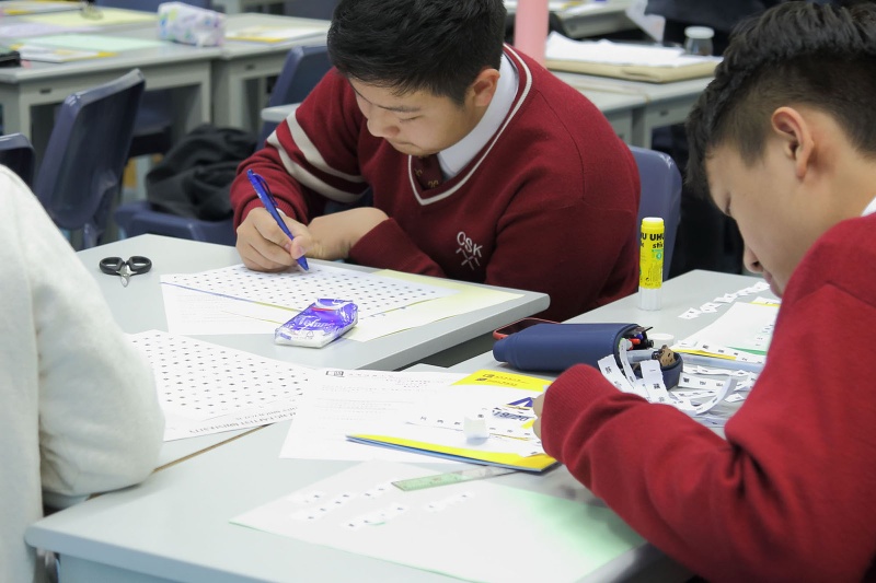 參與「語文學習計劃」的同學成爲導師培養初中學生對中國語文的興趣。