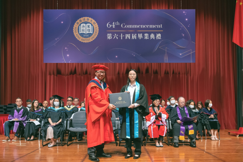 持续教育学院院长暨国际学院署理总监钟志杰教授向毕业生颁发证书。