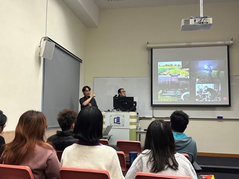 电影摄影指导古伟麟先生（左）探讨如何为镜头呈现「美」，与讲师马冠纬先生（右）及同学展开讨论。