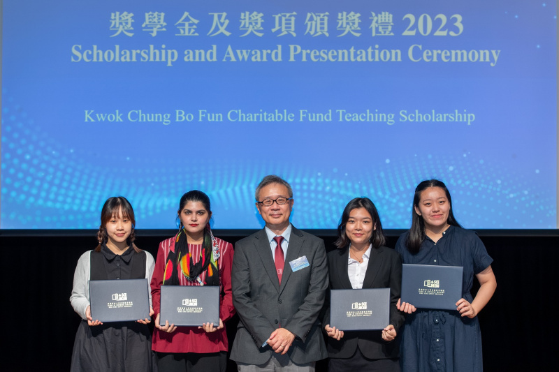 鍾志杰教授（左三）向獲獎同學頒發「郭鍾寶芬慈善基金教學奬學金」。
