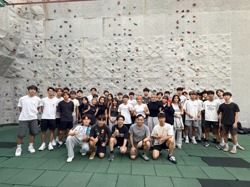 修讀運動教練學及運動行政學高級文憑課程的同學日前到香港遊樂場協會的互動體驗場地參觀。