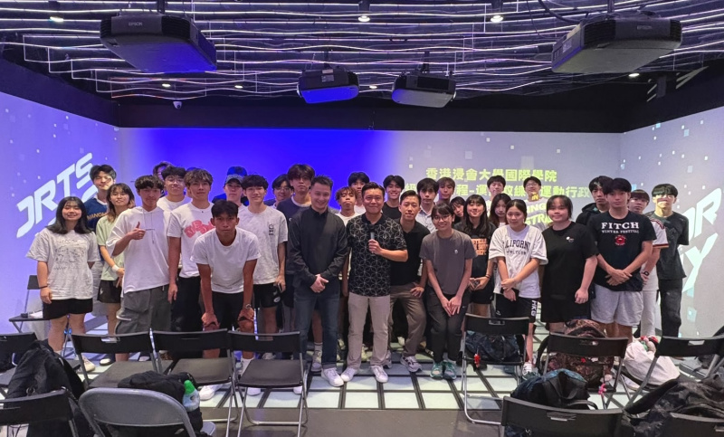 課程總監吳誠先生（前排左五）及講師劉紫萱小姐（前排右四）率領同學到場地考察，並邀請香港遊樂場協會文化及體藝部副總幹事饒奕明先生（前排左六）分享在康體行政與管理領域的實戰經驗。