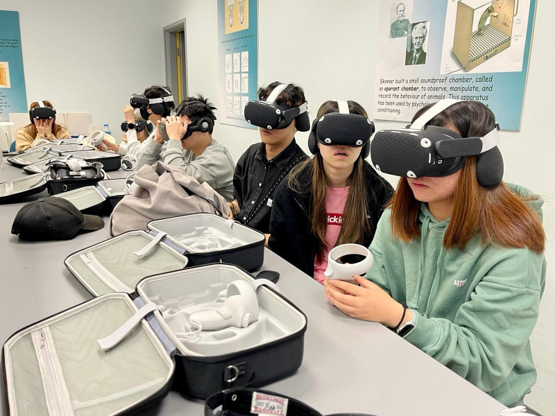 Psychology students experience the sensory world of patients with mental and emotional disorder using VR devices 