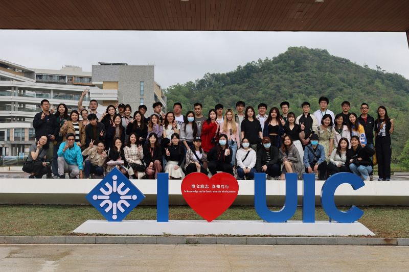 一眾浸大同學與國際學院(CIE) 同學與北京師範大學-香港浸會大學聯合國際學院的師生們合照留影。