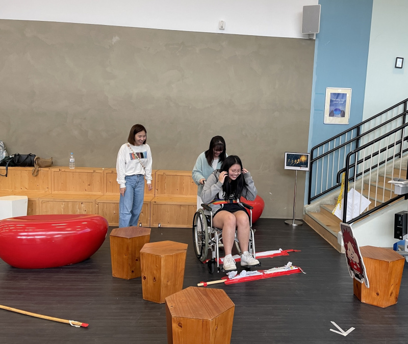 同学透过轮椅体验，明白到有肢体障碍的人在生活中所遇到的问题和困难。