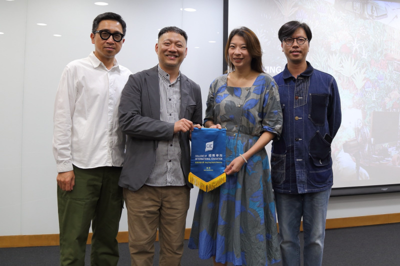 （左起）传理学部讲师张国文先生、郑嘉麟博士及谢志权先生（右）代表致送纪念品给张蚊小姐。
