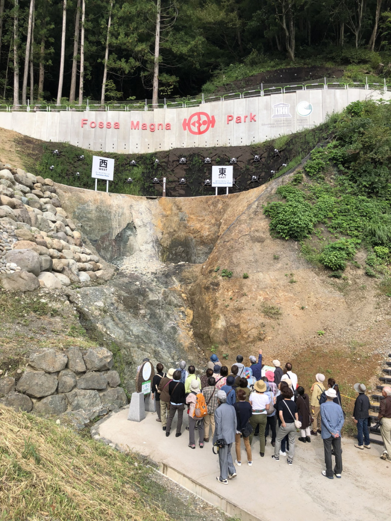 At the Fossa Magna Park, visitors can see and feel the boundary between two continental plates along the Itoigawa-Shizuoka Tectonic Line. (Photo credit: Itoigawa Geopark Council)