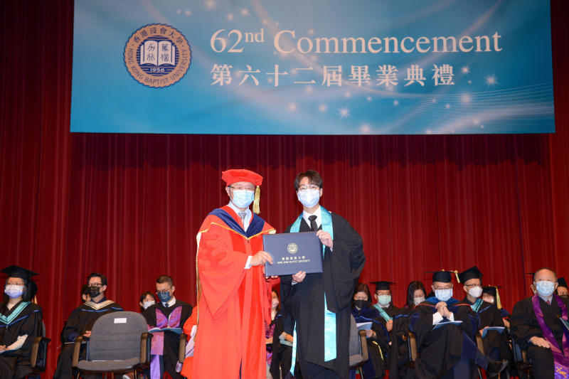 浸大持续教育学院院长钟志杰教授祝贺毕业同学鹏程万里，前程无限。