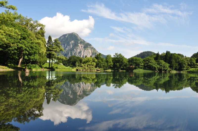 Located deep in the mountains near the entrance to the Kotakigawa Jade Gorge, Takanami Pond is a popular place for camping and relaxation.  (Photo credit: Itoigawa Geopark Council)