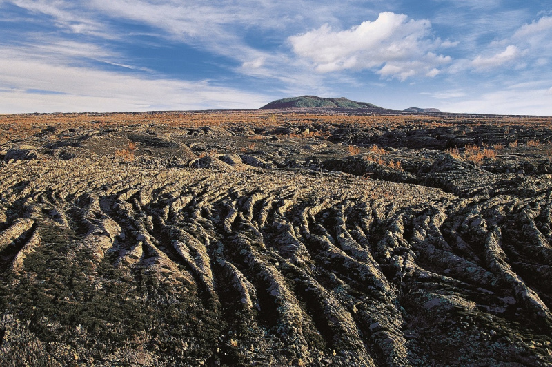 位於中國黑龍江省黑河市的五大連池聯合國教科文組織世界地質公園，是一個以火山湖泊羣為主的自然景觀。其中的石龍台地是由火山爆發形成的獨特地質景觀，展現出壯麗而奇特的岩石結構。[照片來源：蔡慕貞女士]