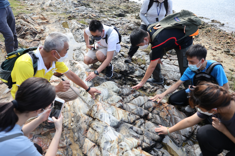 GRMG students visited Lai Chi Chong geosite to see the tuff, volcaniclastic sedimentary rock, sedimentary rock as well as a large fold which were formed under the impact of various geological processes over the ages.