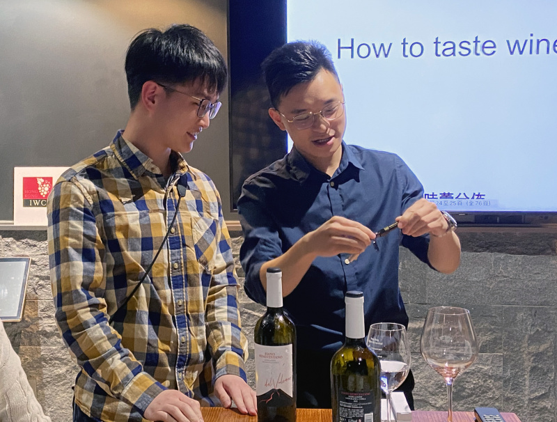 工作坊邀请到香港葡萄酒评审协会主席蔡丞峯先生(右一)教授同学商业品酒的专业知识及社交技巧。